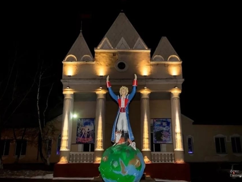 Рисунки юных забайкальцев украсят фасад краевого театра кукол «Тридевятое царство» к 9 мая